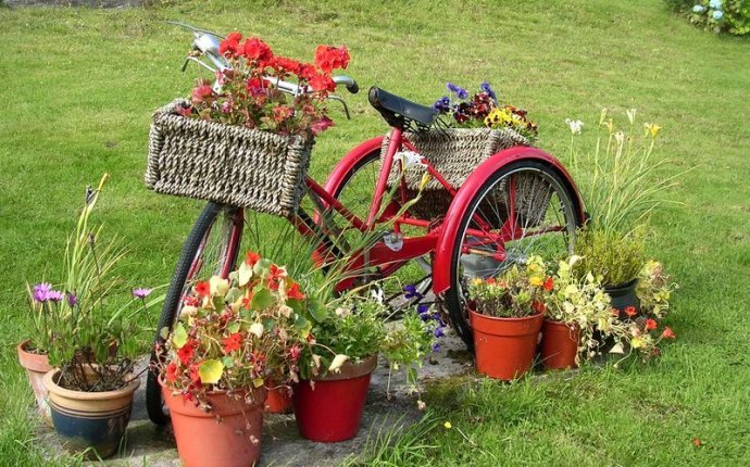 Декоративные поделки для сада из колес и велосипеда